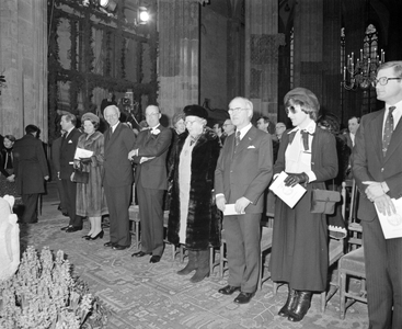 880303 Afbeelding van de genodigden bij de herdenking van 400 jaar Unie van Utrecht in de Domkerk (Domplein) te ...